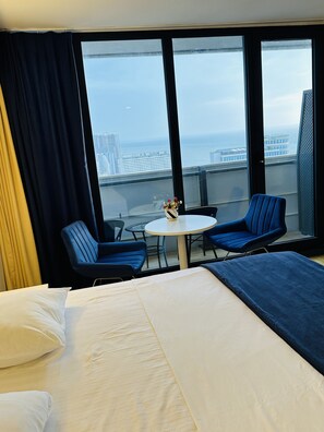 デラックス スタジオスイート キングベッド 1 台ソファーベッド付き オーシャンビュー タワー | 客室内のダイニングエリア