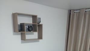 A room with a crib, a small cabinet, and a curtain. - Le Petit Viry, à 20min D'orly (Viry-Châtillon)