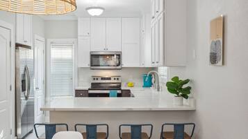 Micro-ondes, four, plaque de cuisson, lave-vaisselle