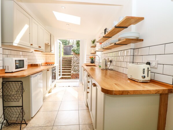 Fridge, dishwasher, electric kettle, toaster - 8 Melinda Cottage (Cromer)