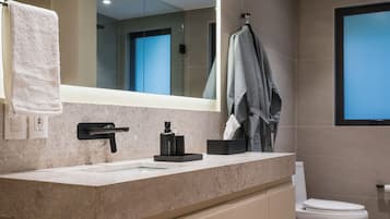 Departamento Deluxe (Ajolote) | Baño | Secadora de cabello, batas, pantuflas, toallas