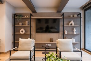 Smart TV, Netflix, estación para iPod, servicios de streaming