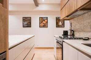 Refrigerador con freezer, microondas, horno, lavavajillas