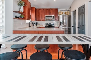 Frigorifero, microonde, forno, piano cottura