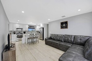 Villa | 3 bedrooms, Internet - Lake House 1 in Davie (Davie)