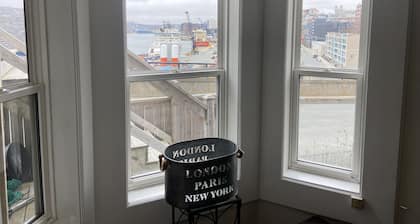 Heritage Gem: Sweeping Harbor Views, Pvte. Parkingv