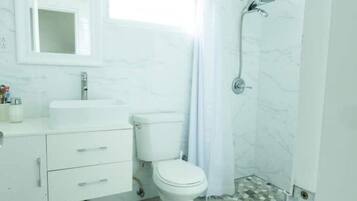 Douche, sèche-cheveux, serviettes fournies, savon