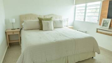 2 chambres, bureau, fer et planche à repasser, lit parapluie