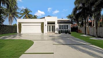 Villa | 5 bedrooms, Internet