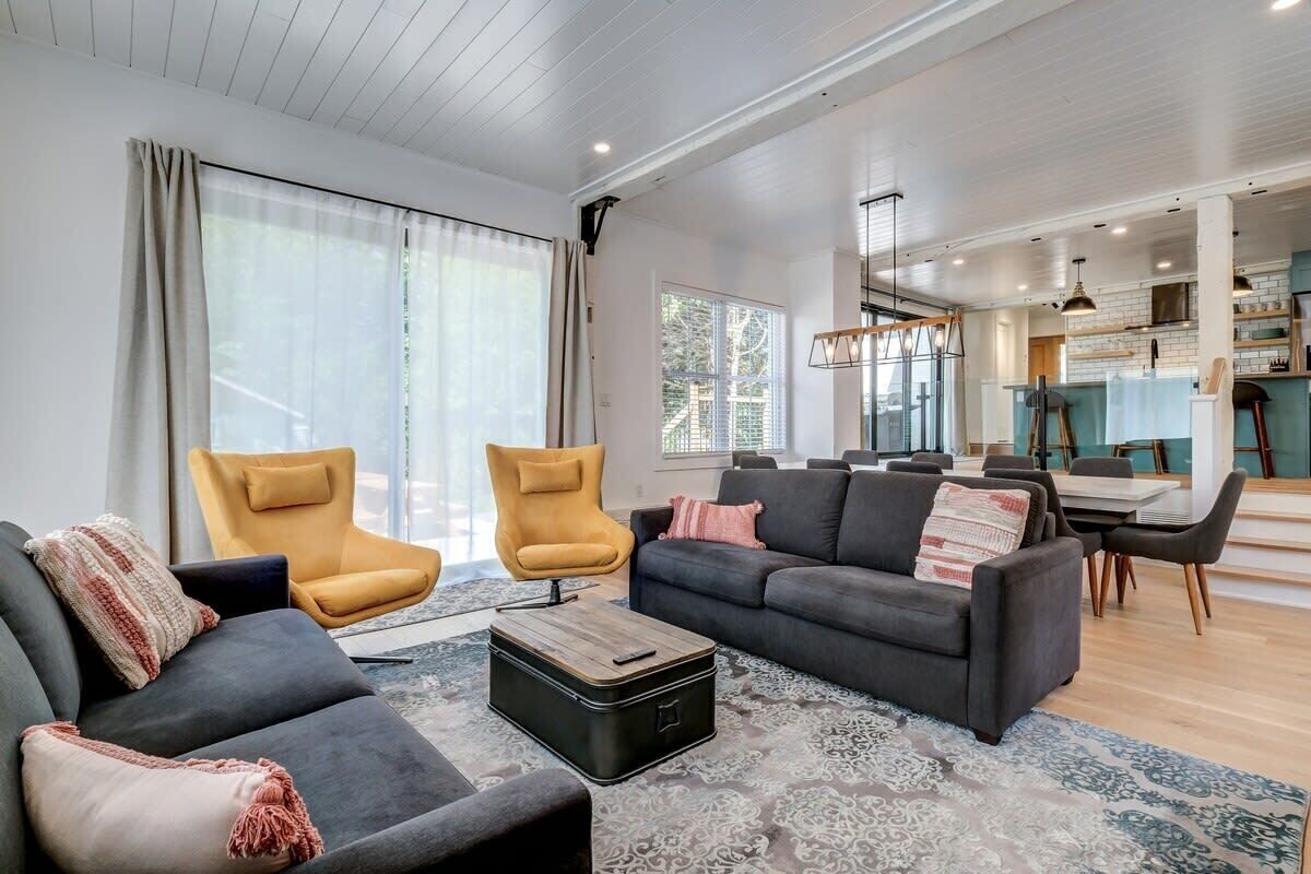 Een televisie en een open haard