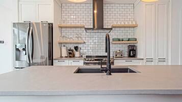 Geladeira, micro-ondas, fogão, cooktop