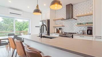 Geladeira, micro-ondas, fogão, cooktop