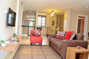 Smart TV - 12 Minutes from Osu Oxford Street 2BDR apartment/2.5 Bathrooms  (Accra)