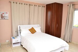 2 Schlafzimmer, Zimmersafe, Schreibtisch, Bügeleisen/Bügelbrett