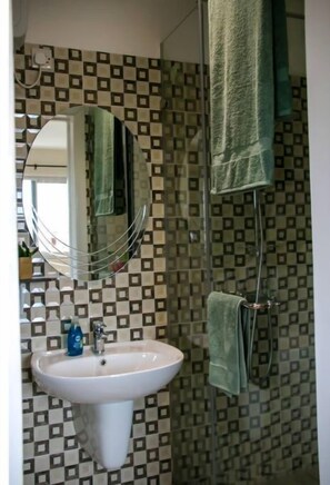Douche, sèche-cheveux, serviettes fournies, savon
