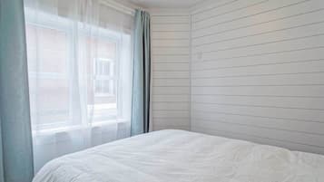 3 bedrooms, iron/ironing board, travel crib, WiFi