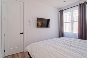 2 habitaciones, tabla de planchar con plancha, cuna de viaje y wifi 