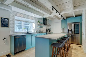 Fridge, stovetop, coffee/tea maker, cookware/dishes/utensils - Completely renovated ancestral home (Bromont)