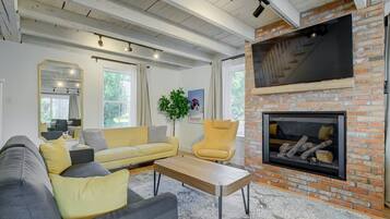 Een televisie en een open haard