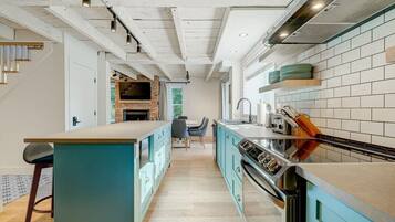 Refrigerador, parrilla de estufa y cafetera y tetera