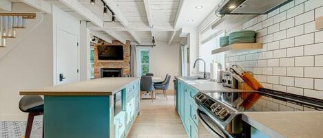 Réfrigérateur, plaque de cuisson, cafetiÚre/bouilloire