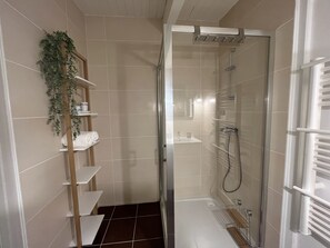 Een douche, gratis toiletartikelen, een haardroger, handdoeken
