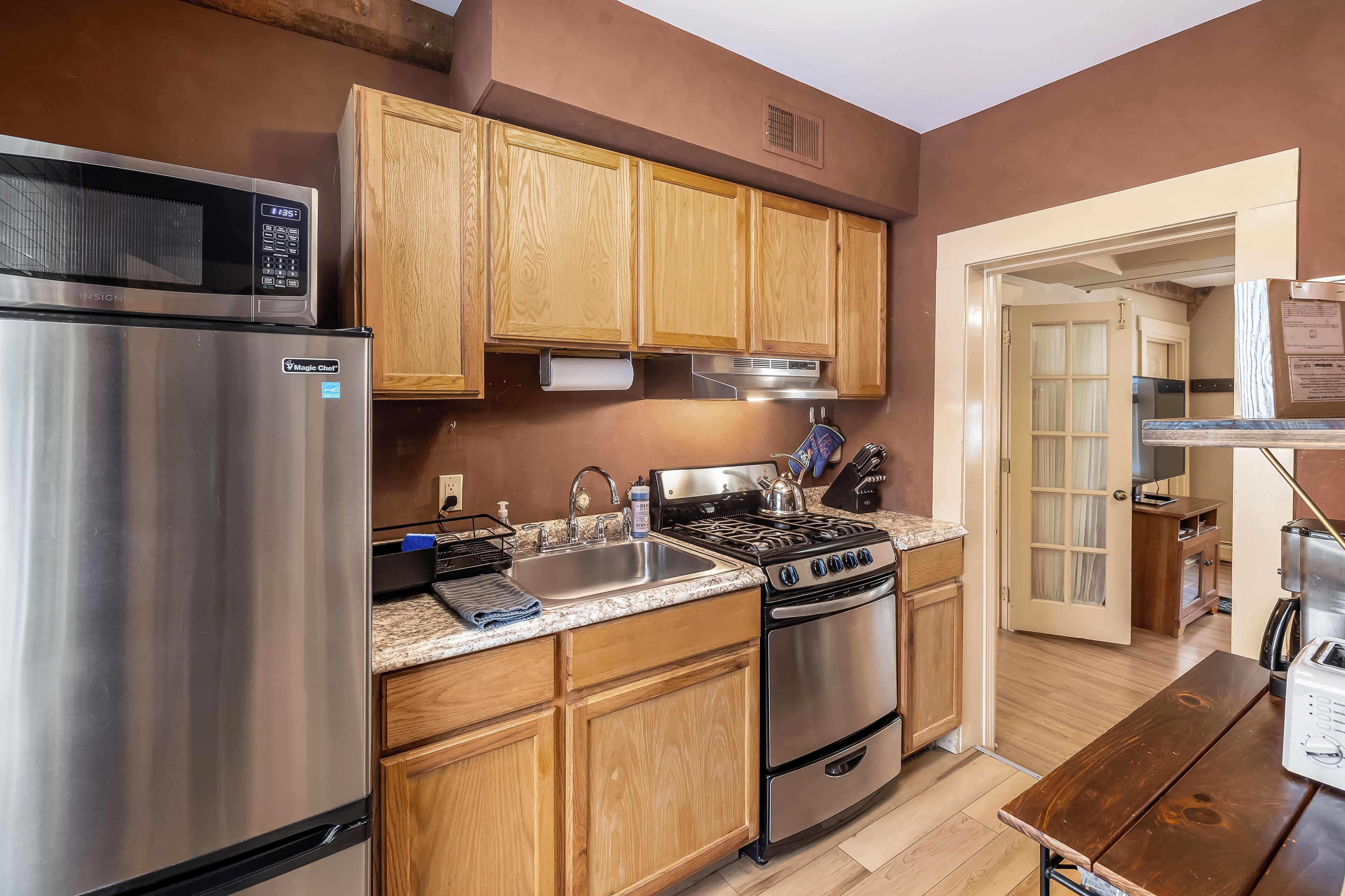 Refrigerador, microondas, horno y parrilla de estufa 