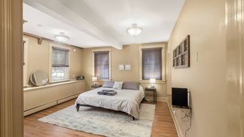 1 slaapkamer, een strijkplank/strijkijzer, gratis wifi, beddengoed