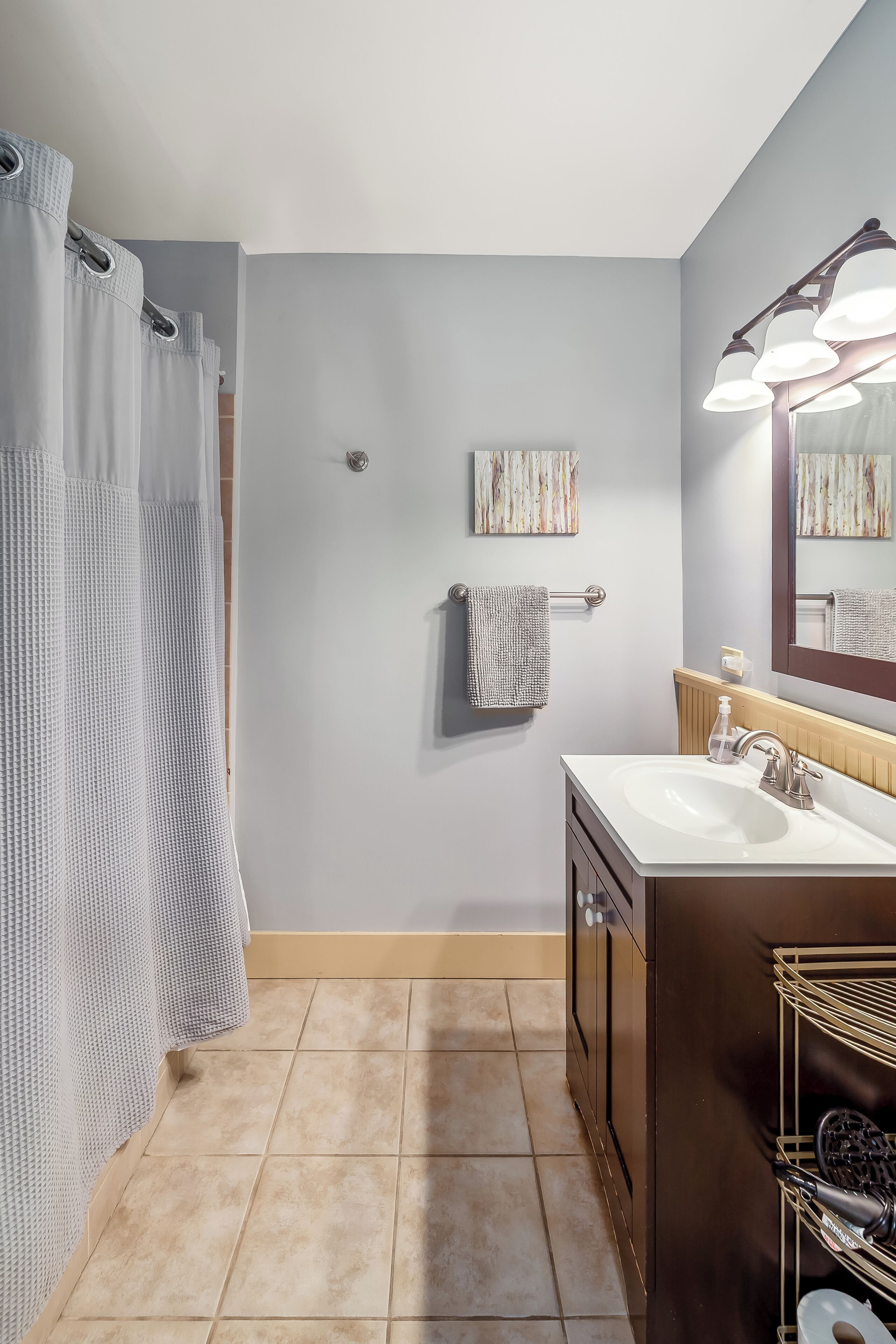 Secadora de cabello, toallas, jabón, shampoo 