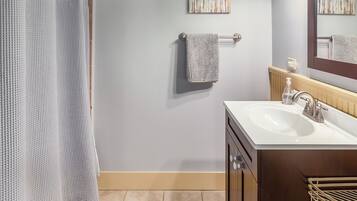 Een haardroger, handdoeken, zeep, shampoo