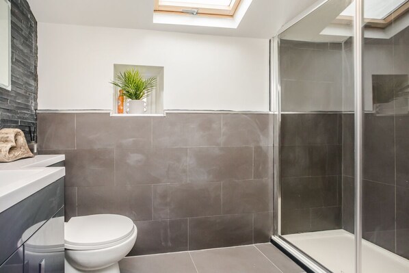 Panoramic Cottage, Accessible, Ensuite (Free parking ) | Bathroom - Cottage Hide-out (Huddersfield)