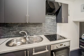 Panoramic Cottage, Accessible, Ensuite (Free parking ) | Shared kitchen - Cottage Hide-out (Huddersfield)