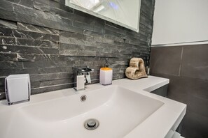 Panoramic Cottage, Accessible, Ensuite (Free parking ) | Bathroom