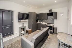 Panoramic Cottage, Accessible, Ensuite (Free parking ) | Shared kitchen - Cottage Hide-out (Huddersfield)