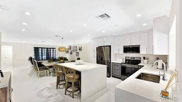 3 bedrooms, Internet