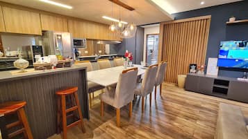 Apartamento design | Cozinha privada | Geladeira, micro-ondas, máquina de café expresso, liquidificador