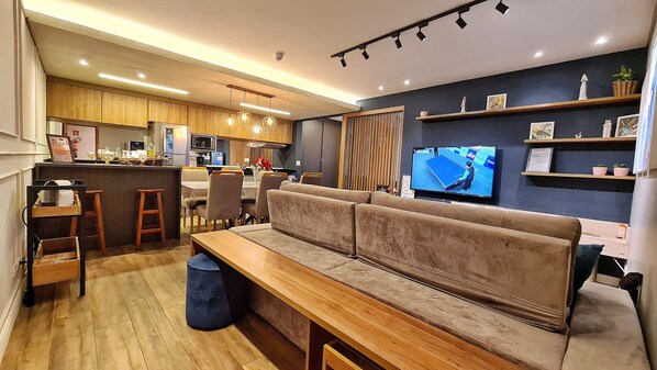 Design-Apartment | Wohnbereich | 55-Zoll-LED-Fernseher mit Digitalempfang