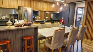 Design Apartment | Dapur peribadi | Peti sejuk, ketuhar gelombang mikro, pembancuh kopi espreso, pengisar