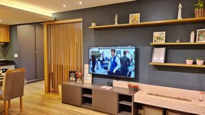 Design-Apartment | Wohnbereich | 55-Zoll-LED-Fernseher mit Digitalempfang