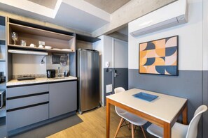 Geladeira, micro-ondas, cooktop, cafeteira/chaleira