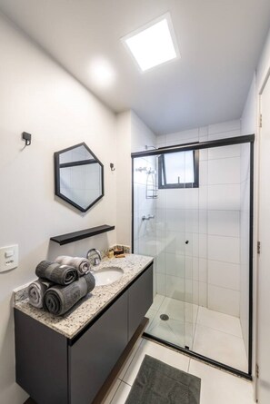 Dusche, Haartrockner, Bidet, Handtücher