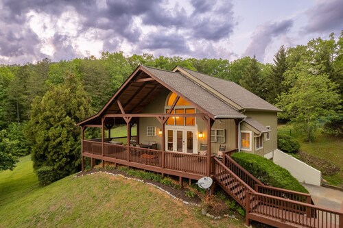 Smoky Mountain retreat - game room, theater, fire pit, hot tub & view near park!