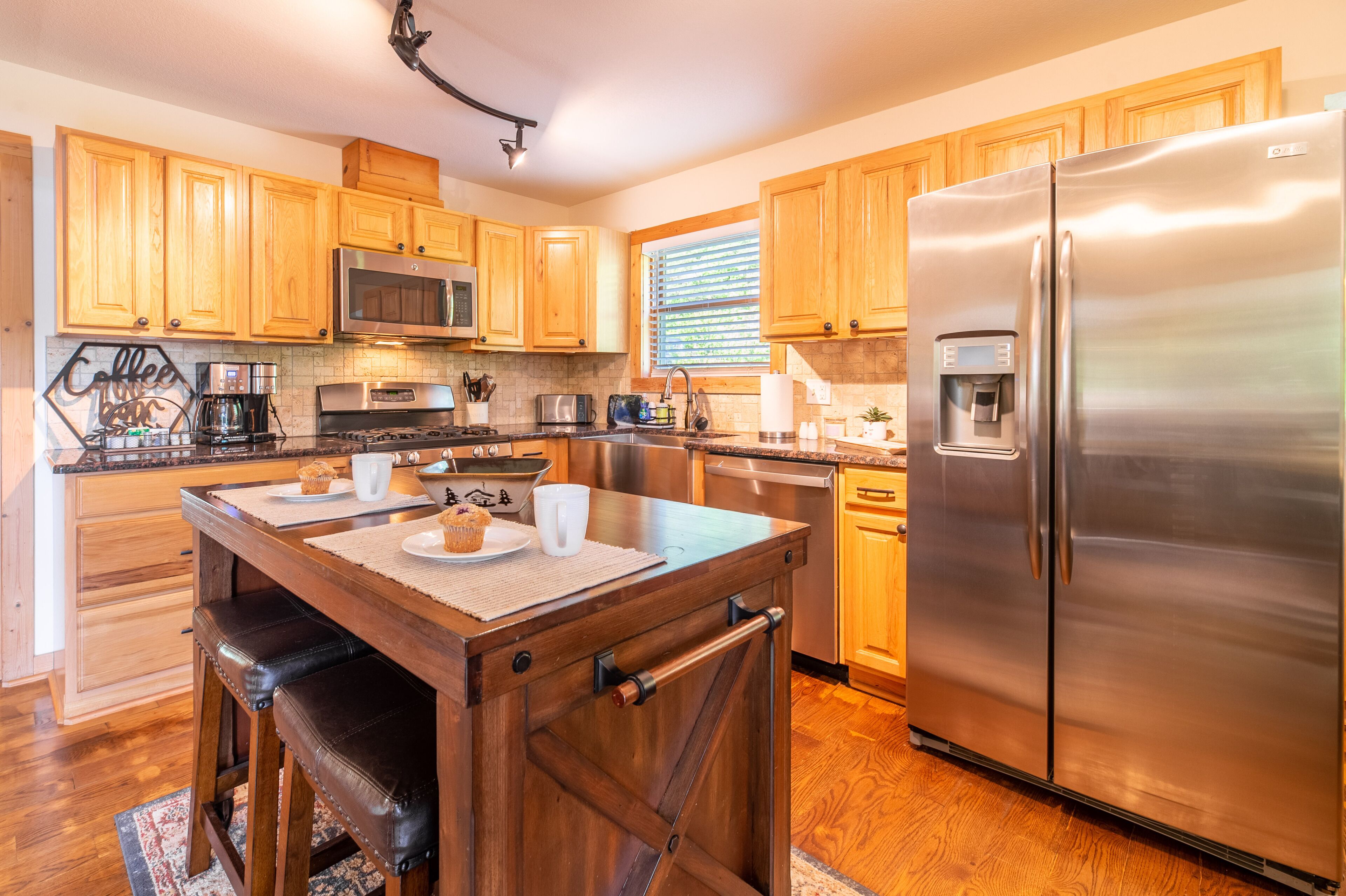 Kjøleskap, mikrobølgeovn, ovn og kokeplater