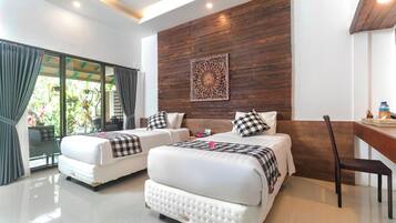 Brankas, meja kerja, tirai kedap cahaya, dan setrika/meja setrika