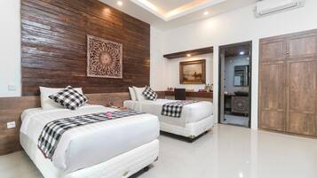 Safe på rommet, skrivebord, blendingsgardiner og strykejern/-brett