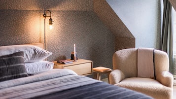 Habitación Deluxe, 1 cama de matrimonio grande | 1 dormitorio, ropa de cama de alta calidad, decoración individual