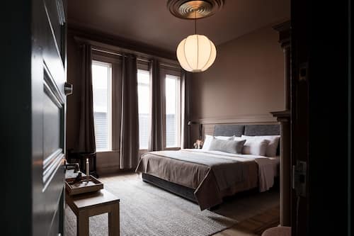 Habitación Deluxe, 1 cama de matrimonio grande | Ropa de cama de alta calidad y decoración individual