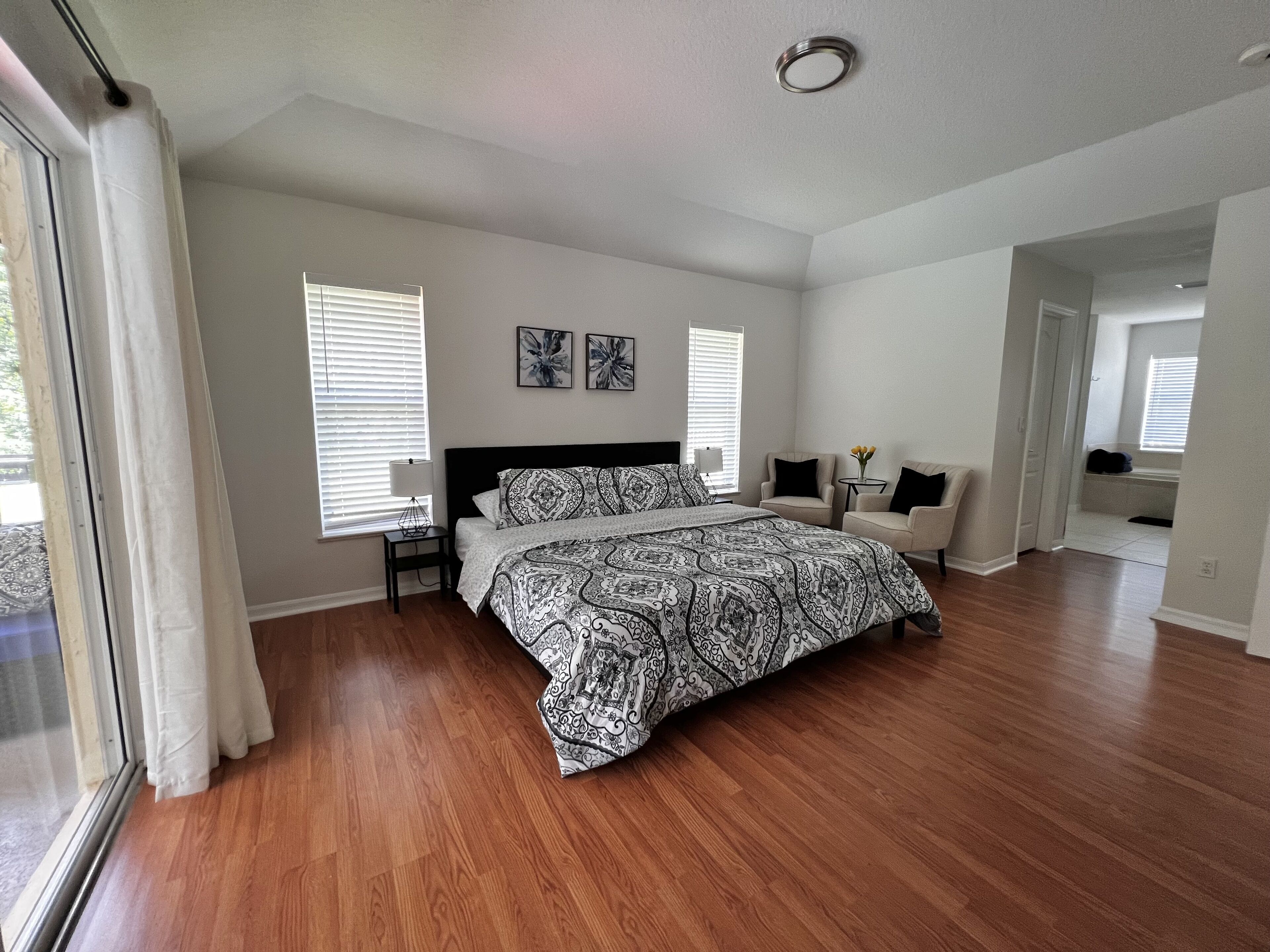 4 bedrooms, iron/ironing board, WiFi, bed sheets