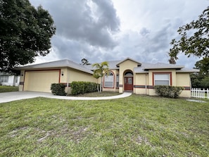 Exterior - Cozy 4BR Home w/ Solar heated Pool, BBQ, & Bonfire (Port St. Lucie)