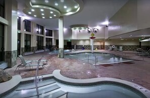 Una piscina techada, una piscina al aire libre